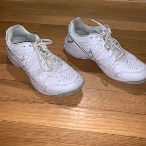 City court tennis shoes